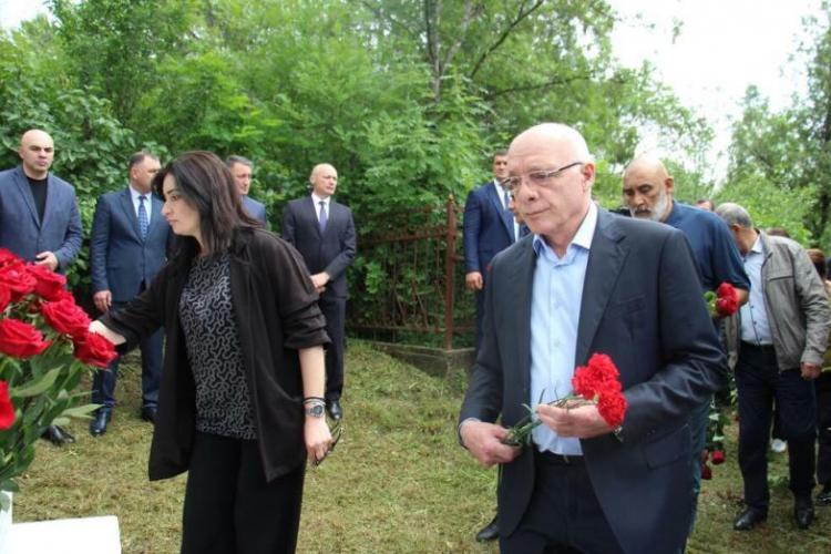 Возложение цветов к Мемориальному памятнику 13 осетинским коммунарам
