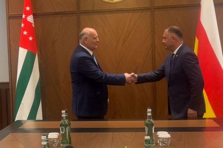 Встреча Президента Республики Южная Осетия А.Э. Гаглоева и Президента Республики Абхазия и А.Г. Бжания в расширенном формате